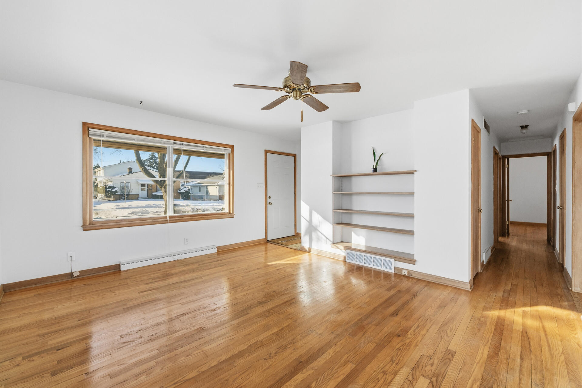 4134 North 80th Street Milwaukee, WI 53222 - Photo 5 of 28 Inviting living room