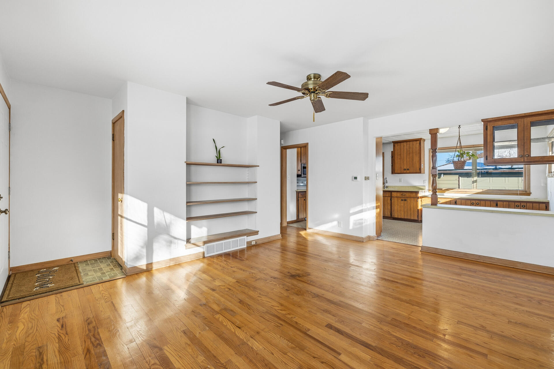 4134 North 80th Street Milwaukee, WI 53222 - Photo 7 of 28 Inviting living room