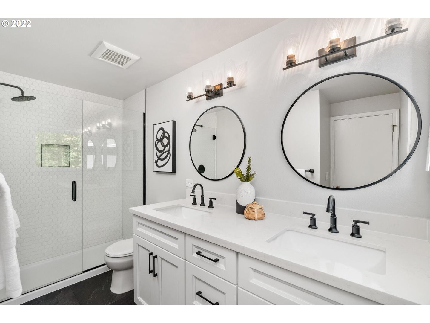 7541 Southwest View Point Terrace Portland, OR 97219 - Photo 15 of 26 Bathroom, Attached