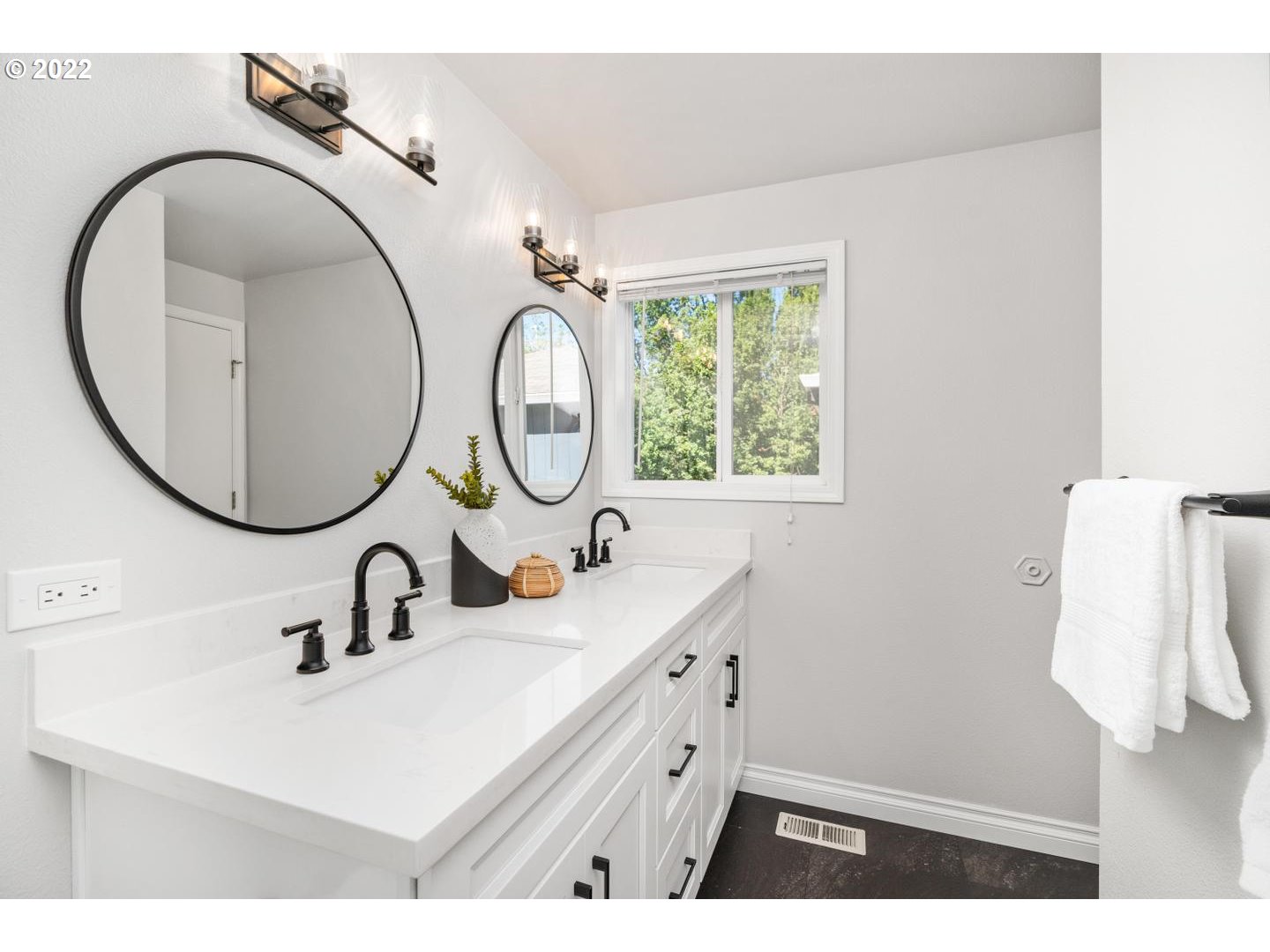 7541 Southwest View Point Terrace Portland, OR 97219 - Photo 16 of 26