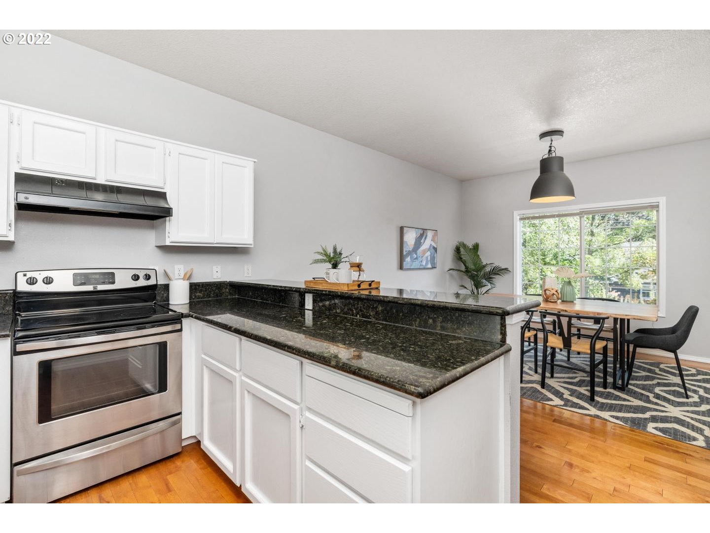 7541 Southwest View Point Terrace Portland, OR 97219 - Photo 10 of 26 Kitchen/Dining Room