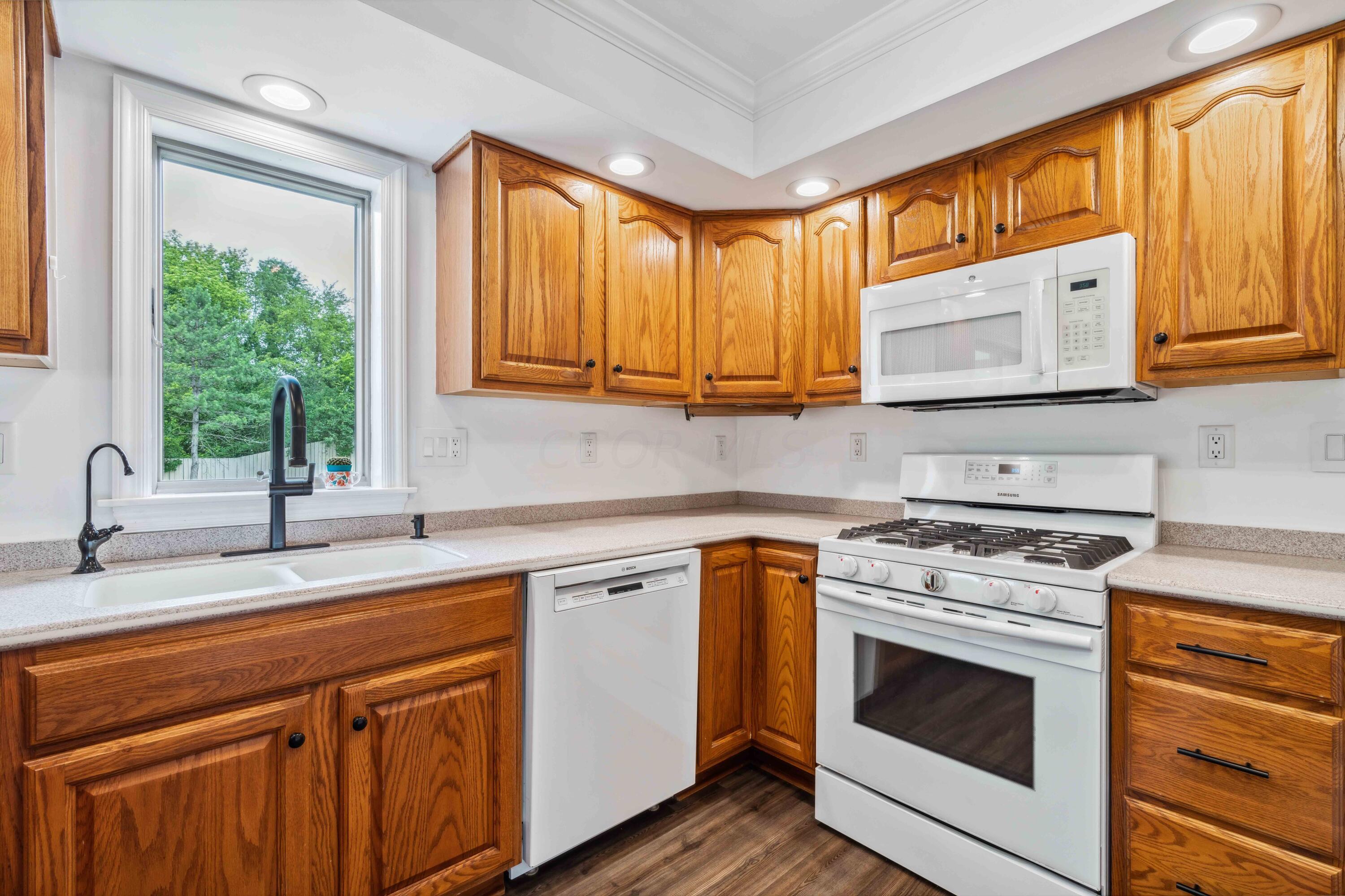 8884 Weiser Road Waldo, OH 43356 - Photo 11 of 37 Kitchen with Corian Countertops, new faucet, New Bosch dishwasher in 2020, NEW Samsung Gas Range 2020