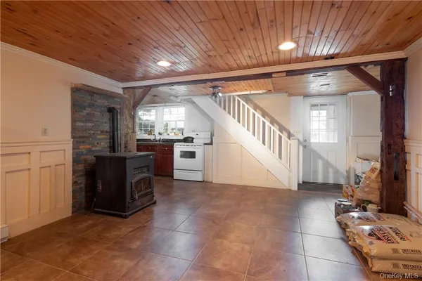 a view of entryway and kitchen