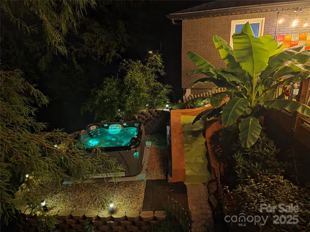 a view of a back yard