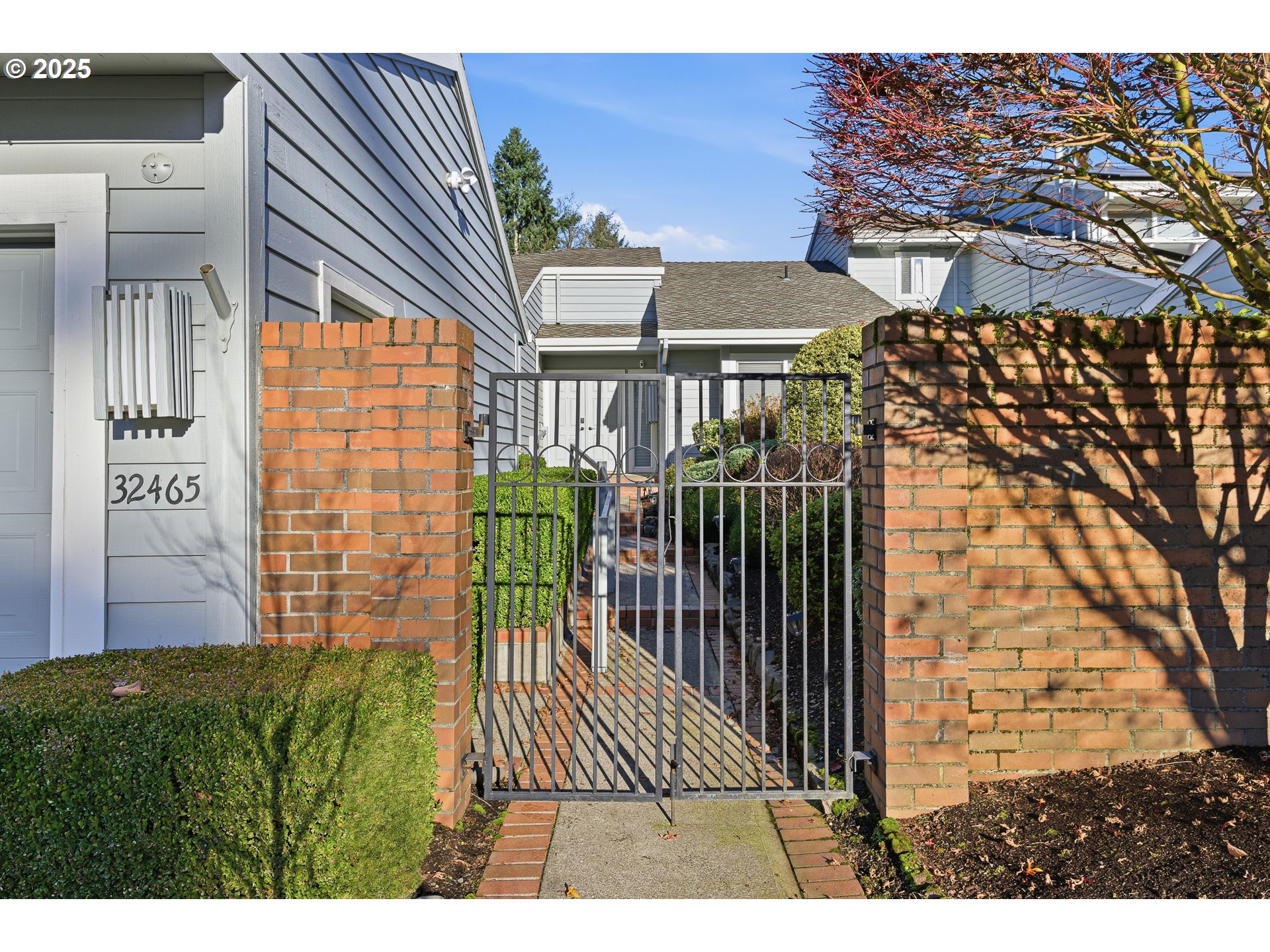 32465 Southwest Lake Point Court Wilsonville, OR 97070 - Photo 2 of 40