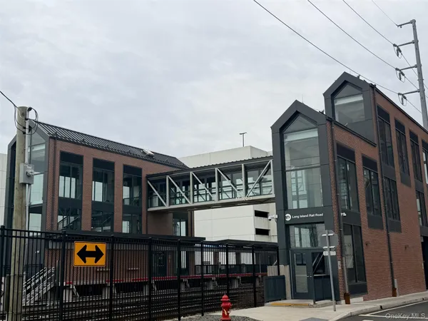 $2,500 | 90 Main Street, Unit 3R, Mineola, NY 11501