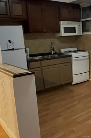 $2,500 | 90 Main Street, Unit 3R, Mineola, NY 11501