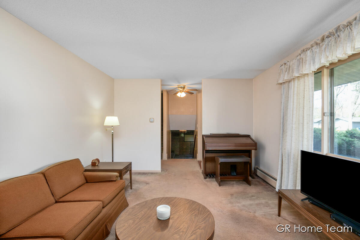 1466 Ivanhoe Road Ludington, MI 49431 - Photo 8 of 46 Living Room