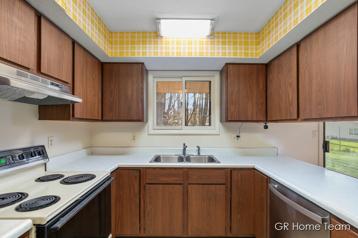 1466 Ivanhoe Road Ludington, MI 49431 - Photo 10 of 46 Kitchen