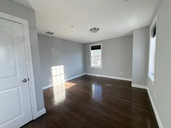 $3,600 | 176 Main Street, Unit 1, Medway, MA 02053