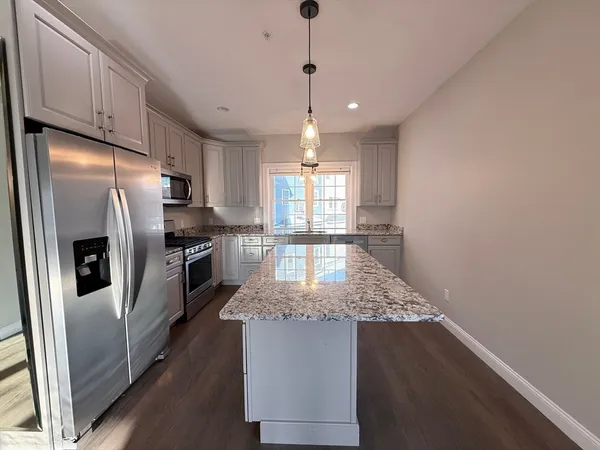 $3,600 | 176 Main Street, Unit 1, Medway, MA 02053