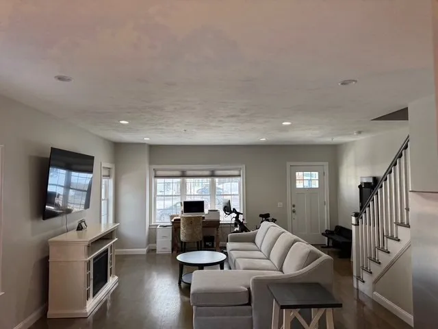 $3,900 | 176 Main Street, Unit 1, Medway, MA 02053