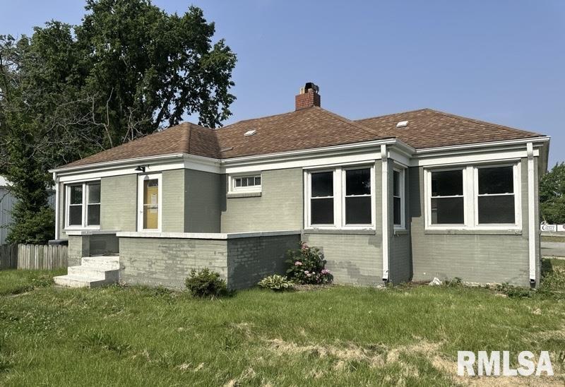 200 West Delaware Street Fairfield, IL 62837 - Photo 1 of 20 a view of a house with a yard