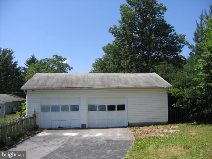 55 Memory Lane Berkeley Springs, WV 25411 - Photo 3 of 6 Garage 1