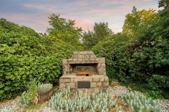 a view of a back yard of the house