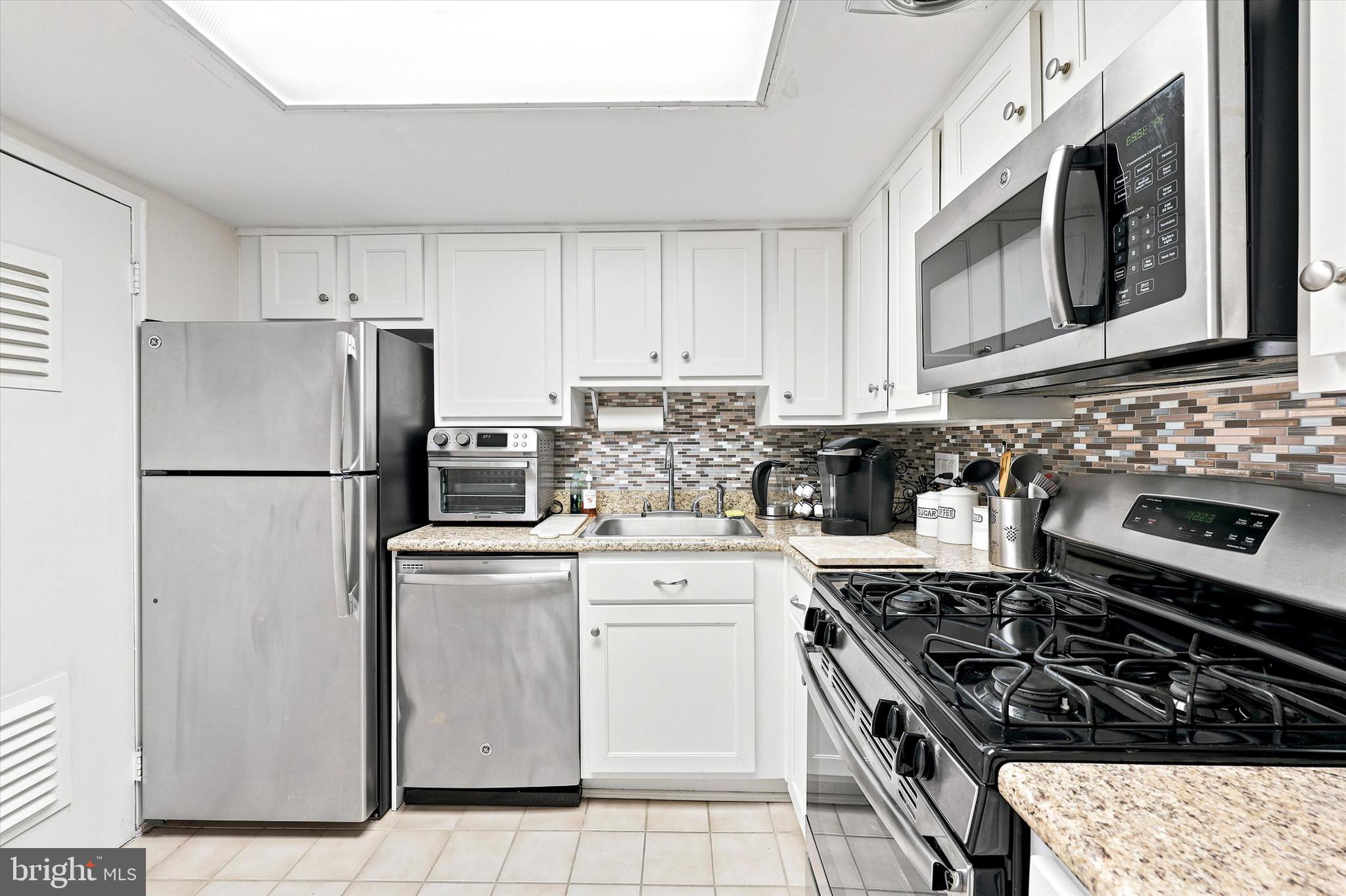 441 Tomlinson Road, Unit G17 Philadelphia, PA 19116 - Photo 5 of 16 Kitchen