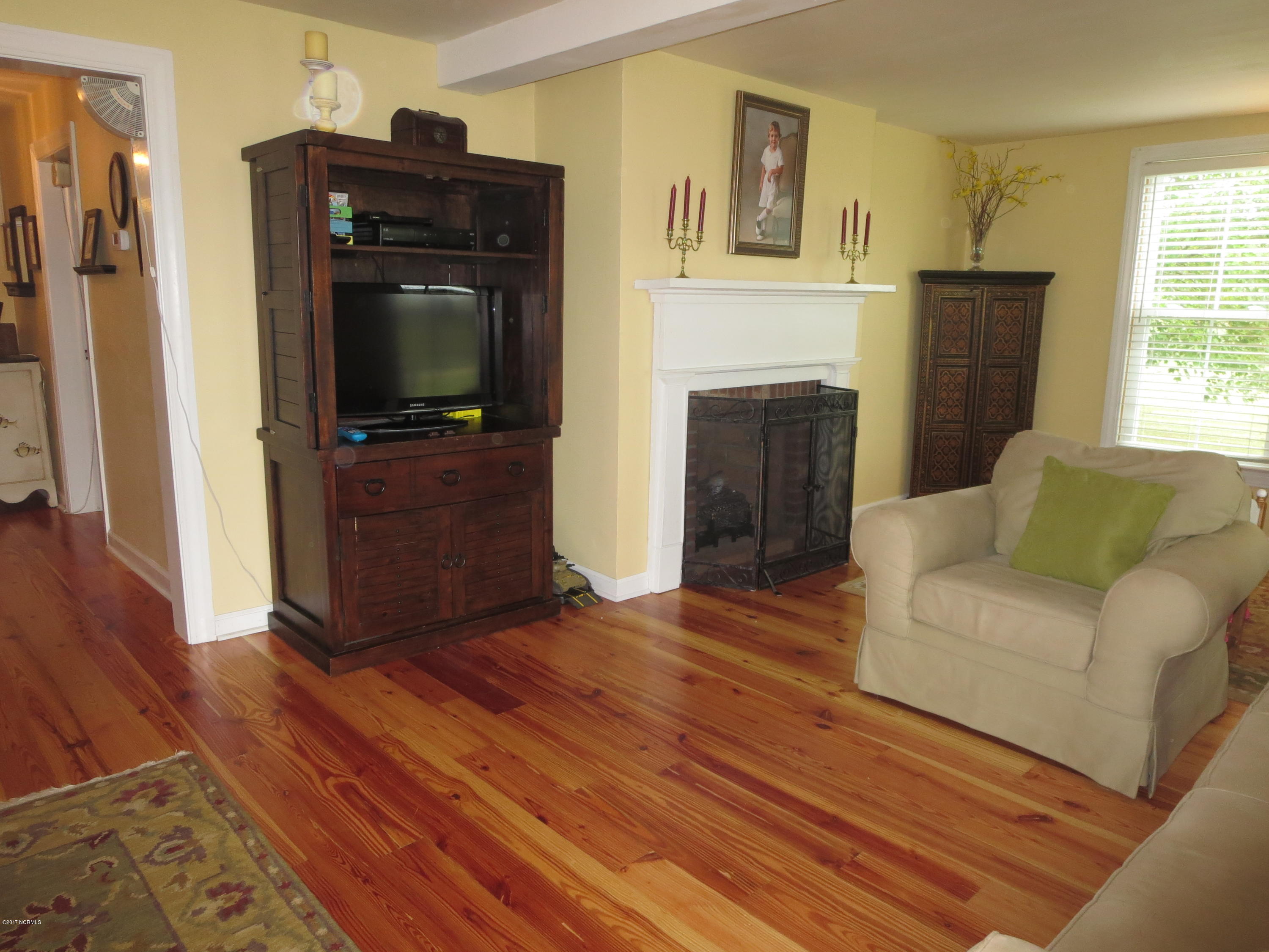 8488 Old 125 Road Scotland Neck, NC 27874 - Photo 6 of 69 living room