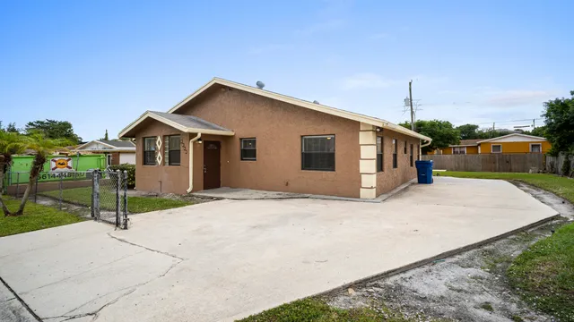 a view of a house with backyard and road