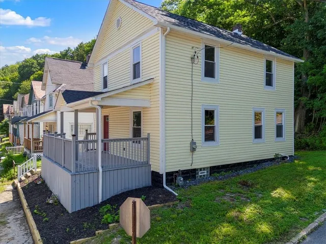 a view of a house with a yard