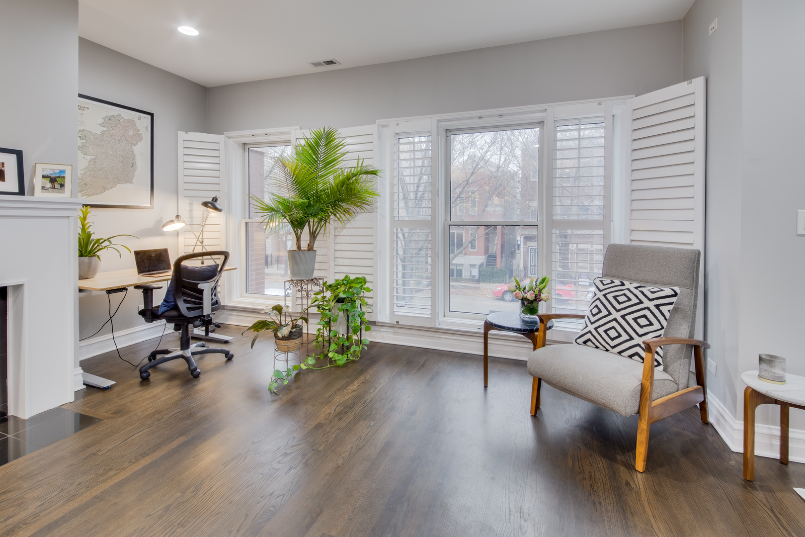 1316 West Fillmore Street, Unit B Chicago, IL 60607 - Photo 4 of 42 a living room with furniture and a potted plant