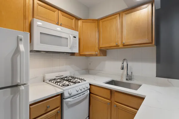 $1,350 | 6758 North Sheridan Road, Unit 241, Chicago, IL 60626