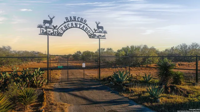 $18,995,000 | 9239 Fm 133, Cotulla, TX 78014