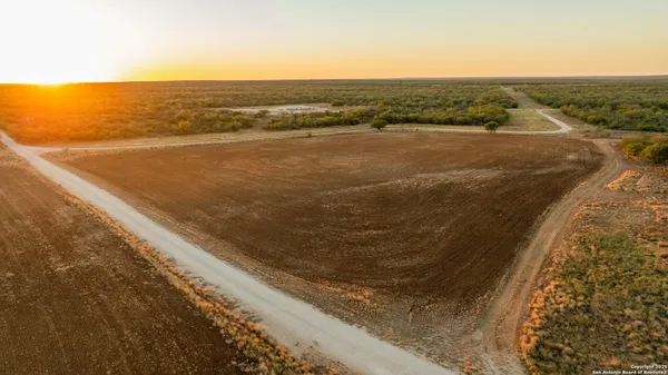 $18,995,000 | 9239 Fm 133, Cotulla, TX 78014