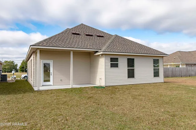 $1,950 | 300 Wakely Court, Lafayette, LA 70506