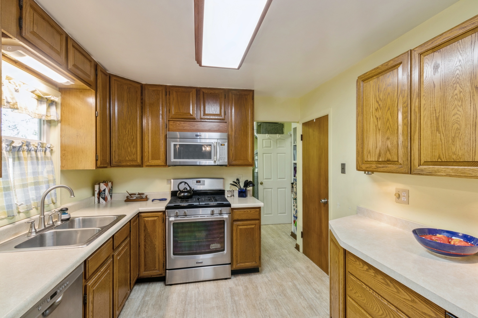 540 Newark Lane Hoffman Estates, IL 60169 - Photo 5 of 10 a kitchen with stainless steel appliances granite countertop a sink stove and refrigerator