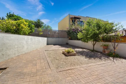 a view of a backyard