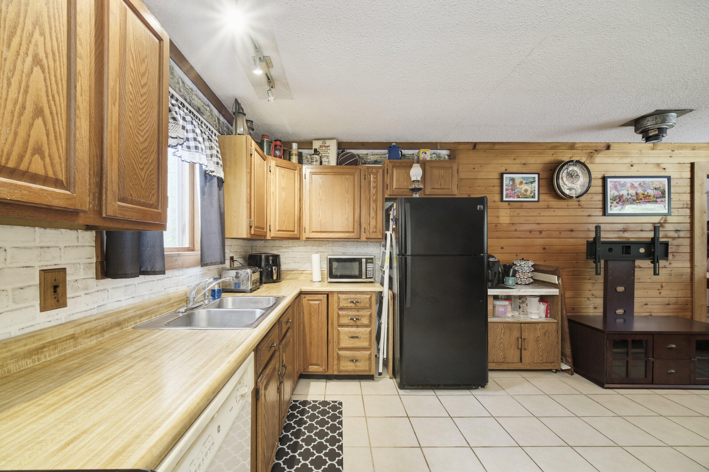 925 South High Bridge Road Wellston, MI 49689 - Photo 13 of 55 Kitchen/dining area