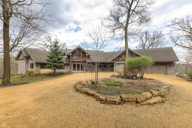 $799,000 | 8616 Fisher Road, Hanover, IL 61041