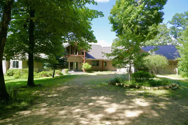 $799,000 | 8616 Fisher Road, Hanover, IL 61041