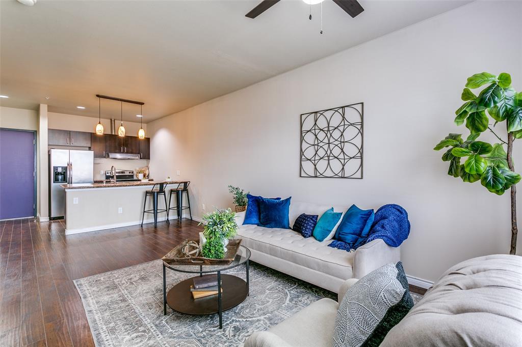 Living room featuring dark wood-style floors, a ceiling fan, recessed lighting, and baseboards