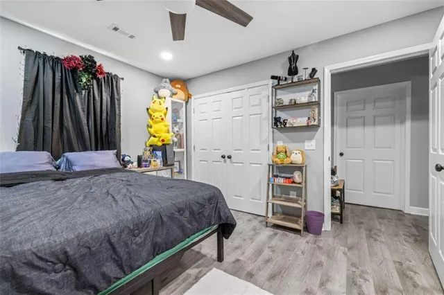 a bed room with a bed and a closet