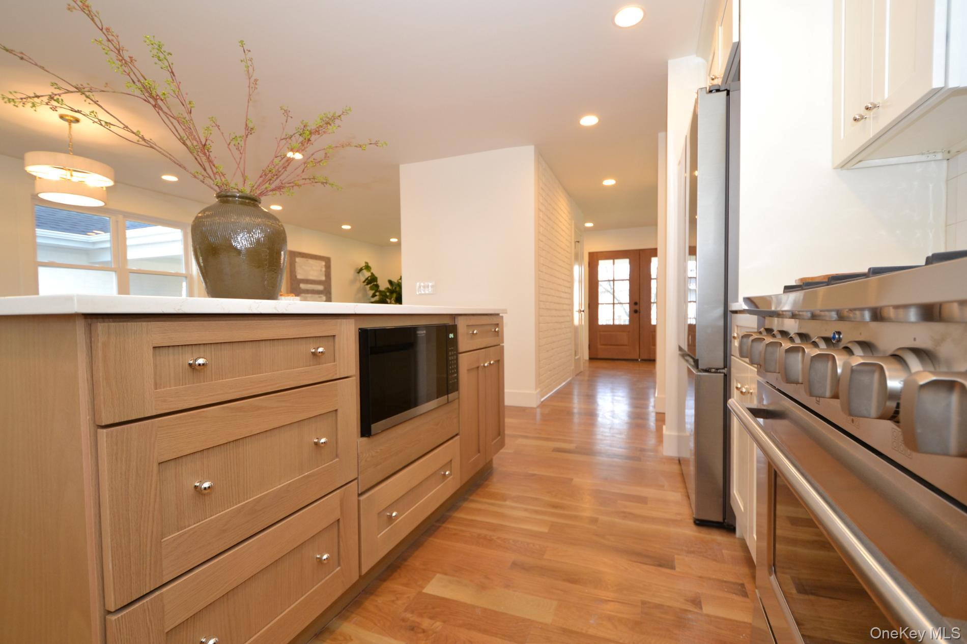 188 Ralph Avenue Babylon, NY 11702 - Photo 15 of 36