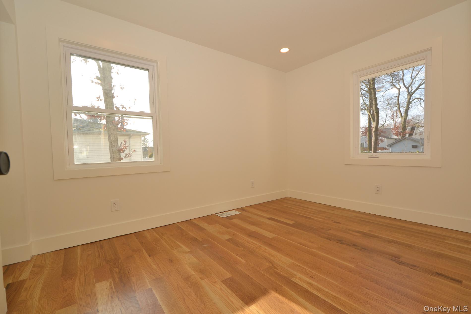 188 Ralph Avenue Babylon, NY 11702 - Photo 17 of 36