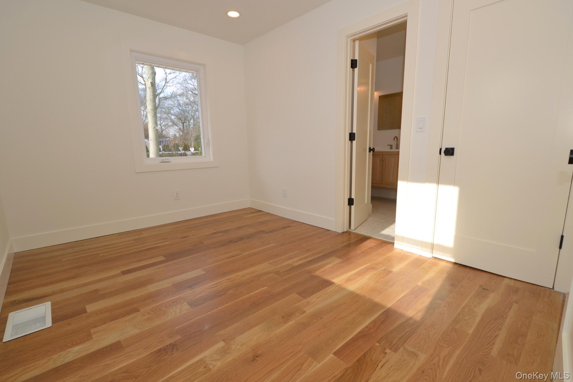 188 Ralph Avenue Babylon, NY 11702 - Photo 18 of 36