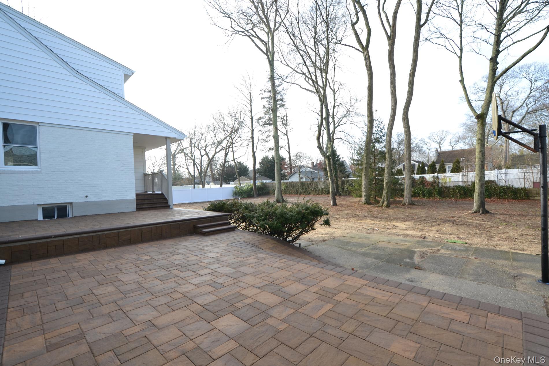 188 Ralph Avenue Babylon, NY 11702 - Photo 31 of 36