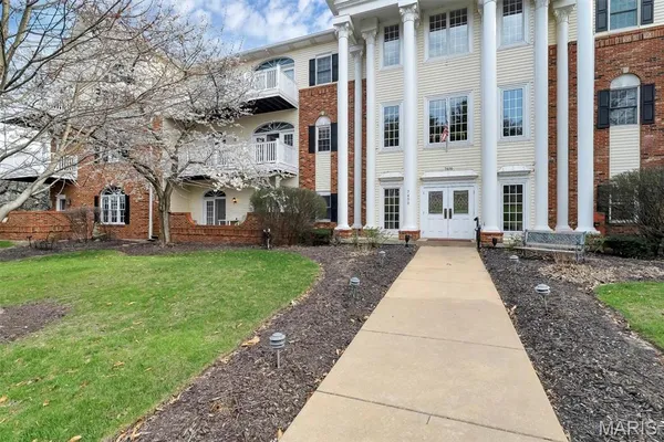 $250,000 | 7400 Whitehall Colonial Lane, Unit 421, Shrewsbury, MO 63119
