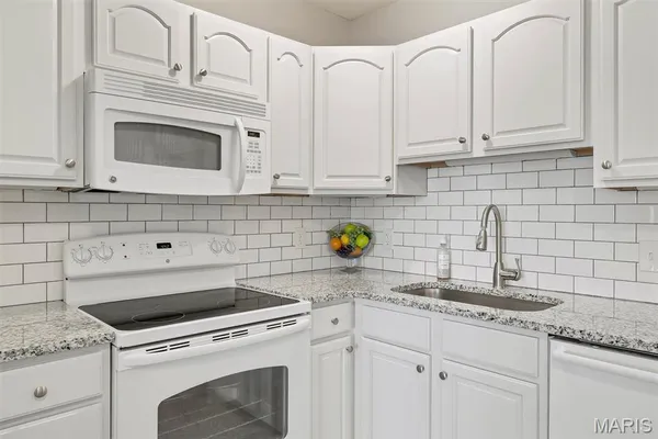 $248,900 | 7400 Whitehall Colonial Lane, Unit 421, Shrewsbury, MO 63119