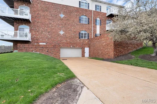 $248,900 | 7400 Whitehall Colonial Lane, Unit 421, Shrewsbury, MO 63119