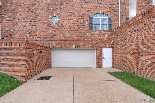 $248,900 | 7400 Whitehall Colonial Lane, Unit 421, Shrewsbury, MO 63119