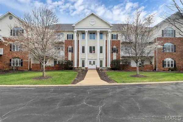 $248,900 | 7400 Whitehall Colonial Lane, Unit 421, Shrewsbury, MO 63119