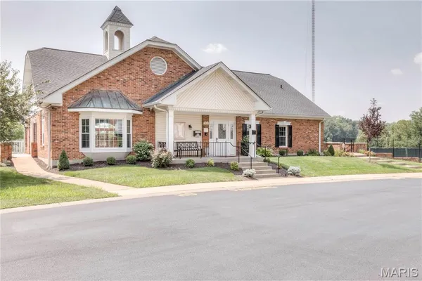 $248,900 | 7400 Whitehall Colonial Lane, Unit 421, Shrewsbury, MO 63119