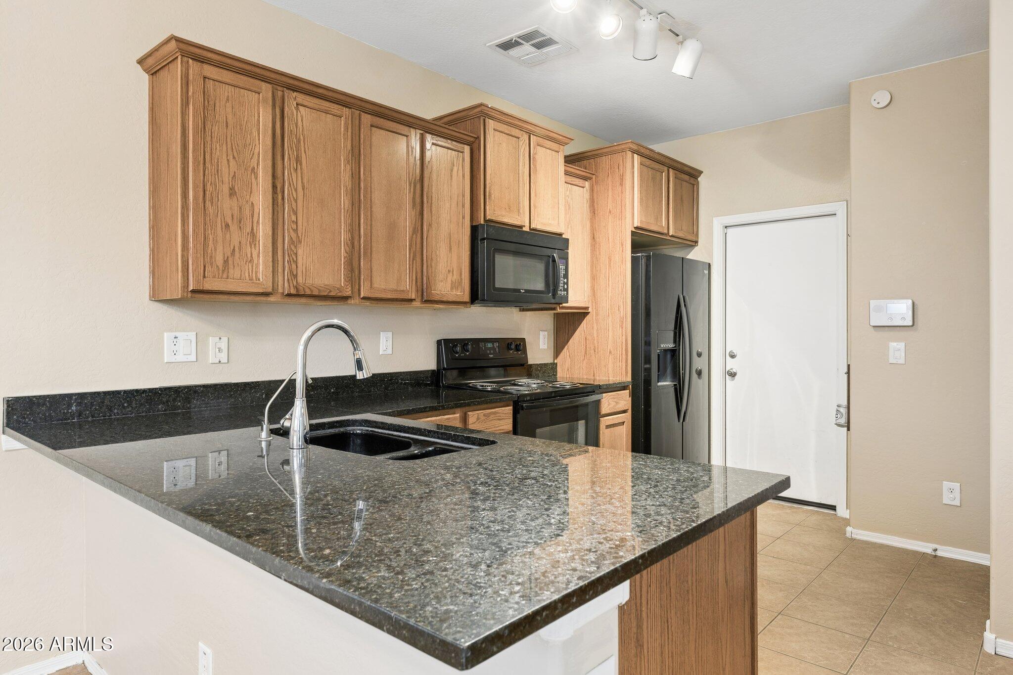 2226 East Fraktur Road Phoenix, AZ 85040 - Photo 28 of 68 Kitchen