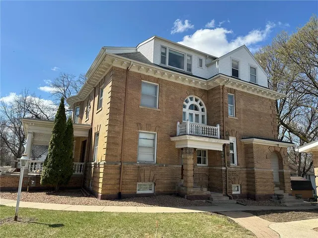 $950,000 | 215 South 5th Street, Montevideo, MN 56265