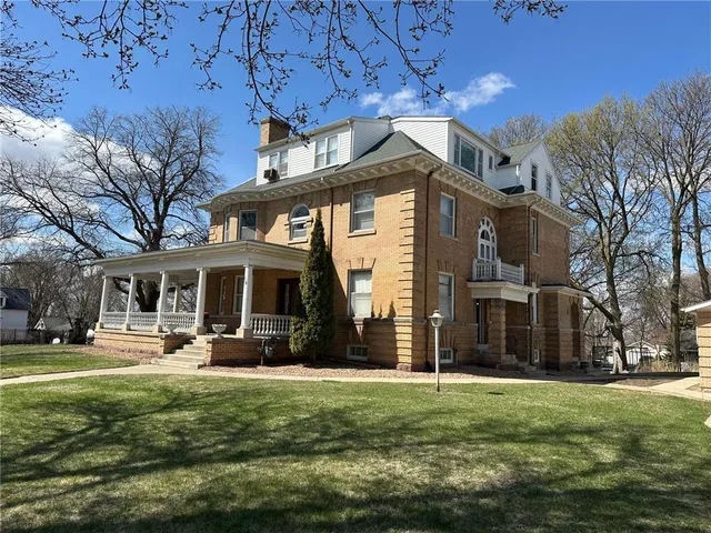 $950,000 | 215 South 5th Street, Montevideo, MN 56265