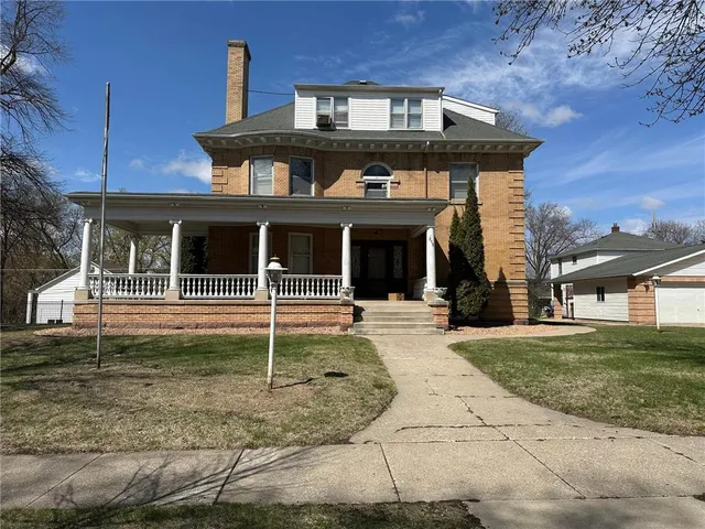 $950,000 | 215 South 5th Street, Montevideo, MN 56265