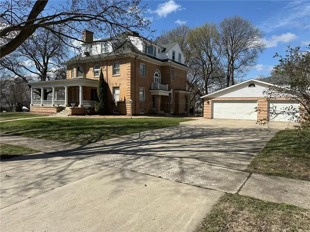 $950,000 | 215 South 5th Street, Montevideo, MN 56265
